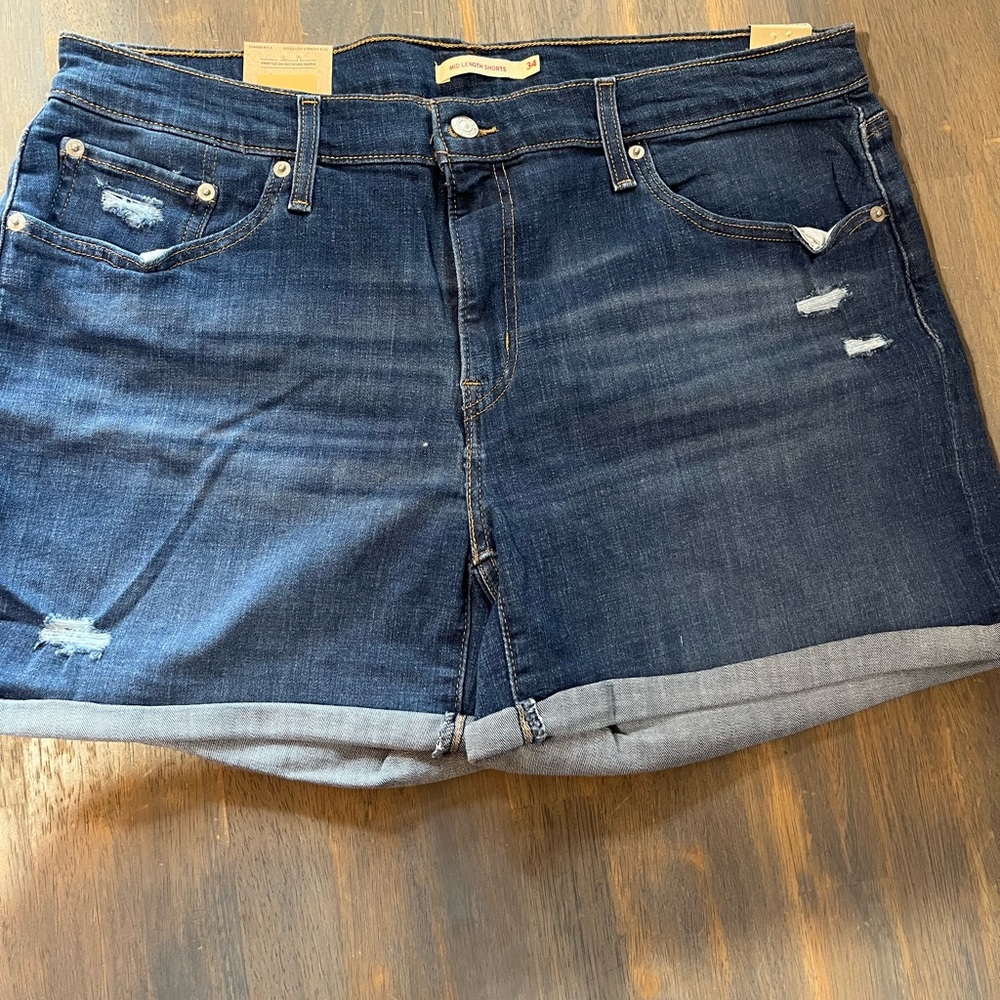 WOMEN’S SZ 16 LEVI’S MID LENGTH SHORTS WAIST 33. NWT. #238